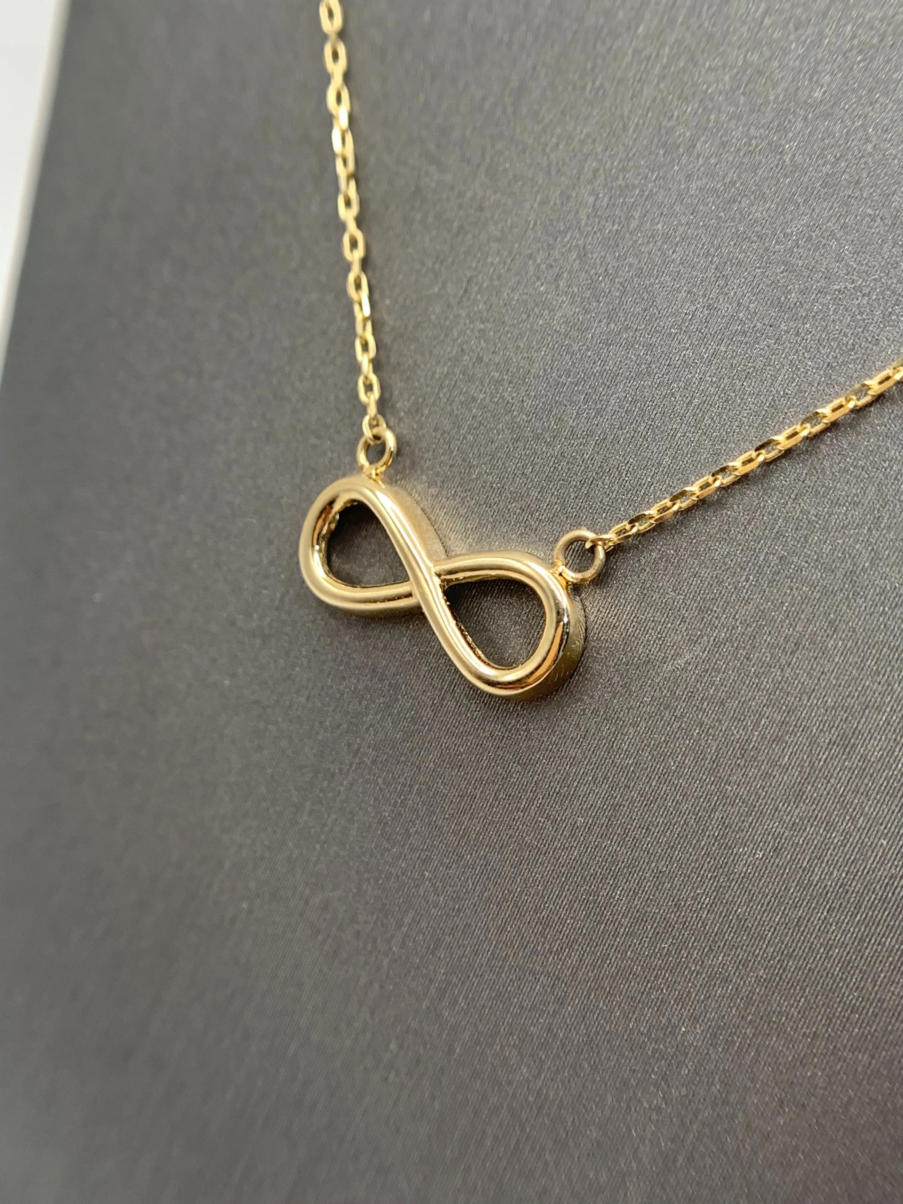 14K Gold Infinity Pendant with Chain (2.2g)