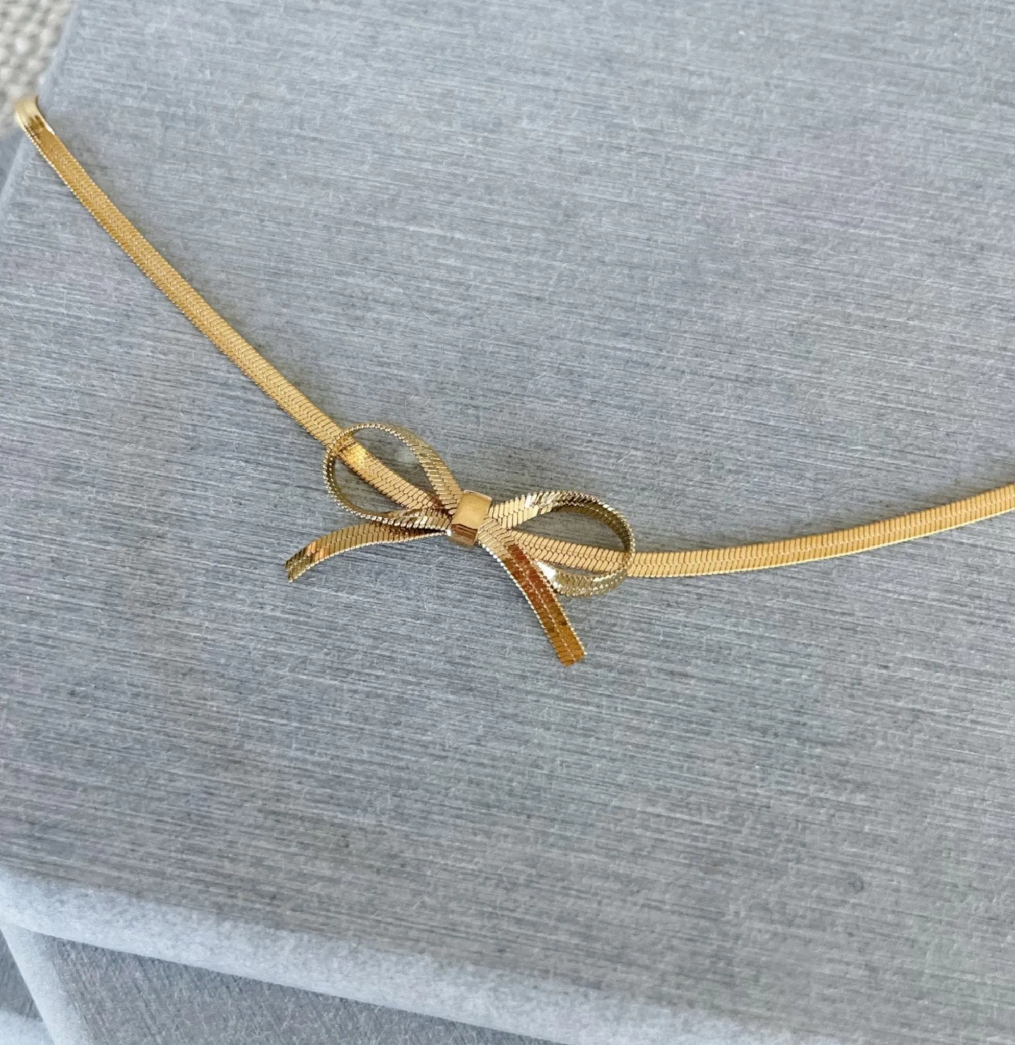 Dainty bow choker necklace